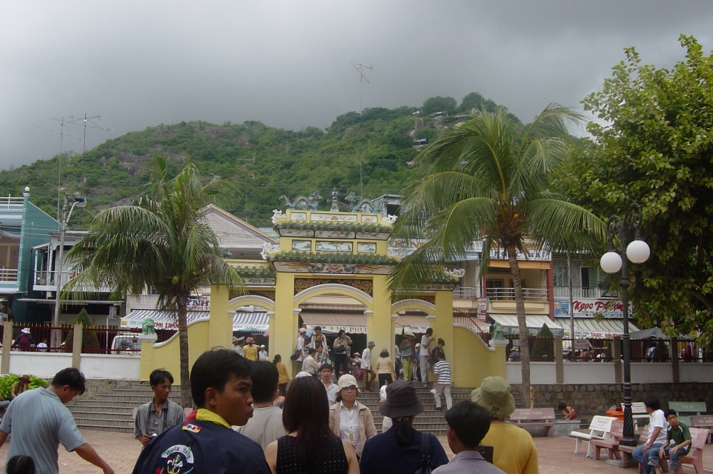 Day Trip To Am Chua Temple : Vietnam (Jul'04) 8