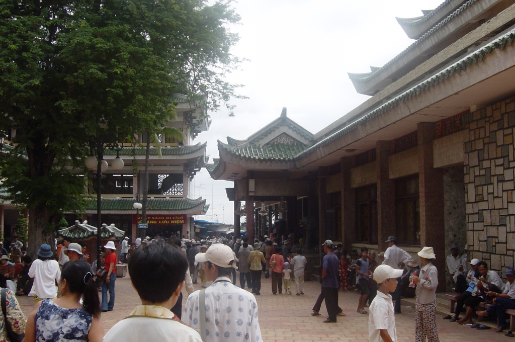 Day Trip To Am Chua Temple : Vietnam (Jul'04) 7