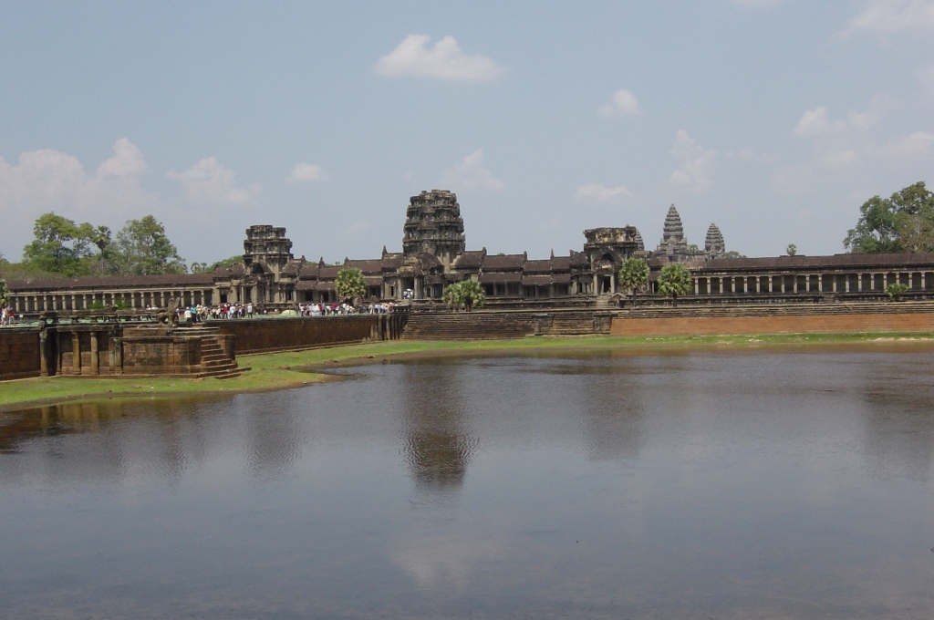 Exploring Angkor Wat Temple : Cambodia (Apr'04) 9