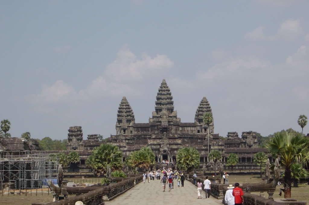 Exploring Angkor Wat Temple : Cambodia (Apr'04) 14