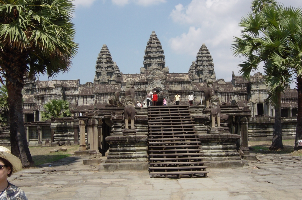 Exploring Angkor Wat Temple : Cambodia (Apr'04) 15