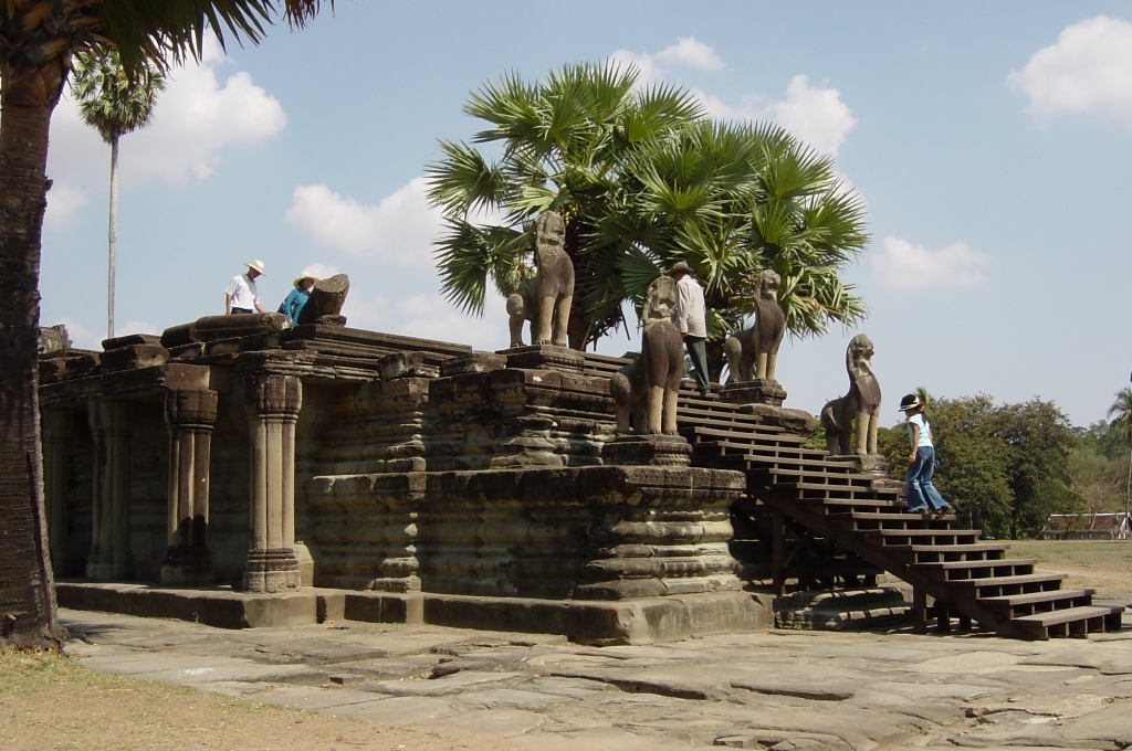 Exploring Angkor Wat Temple : Cambodia (Apr'04) 16