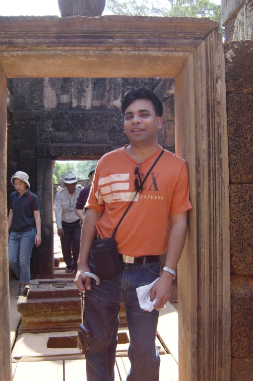 Exploring Angkor Wat Temple : Cambodia (Apr'04) 17
