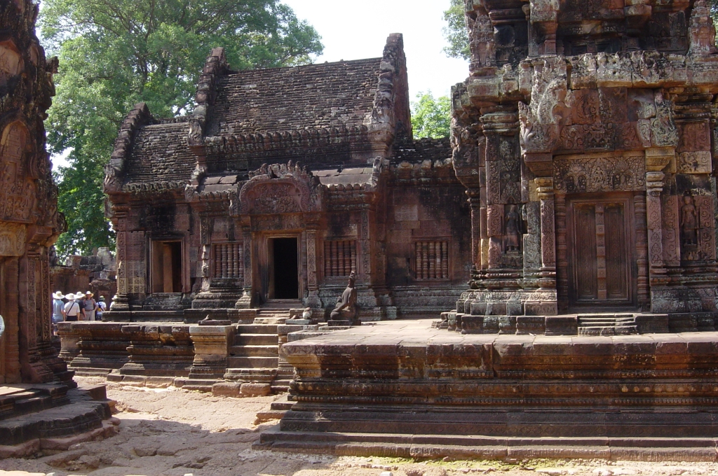Exploring Angkor Wat Temple : Cambodia (Apr'04) 18
