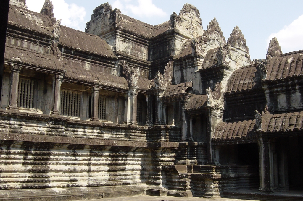 Exploring Angkor Wat Temple : Cambodia (Apr'04) 20