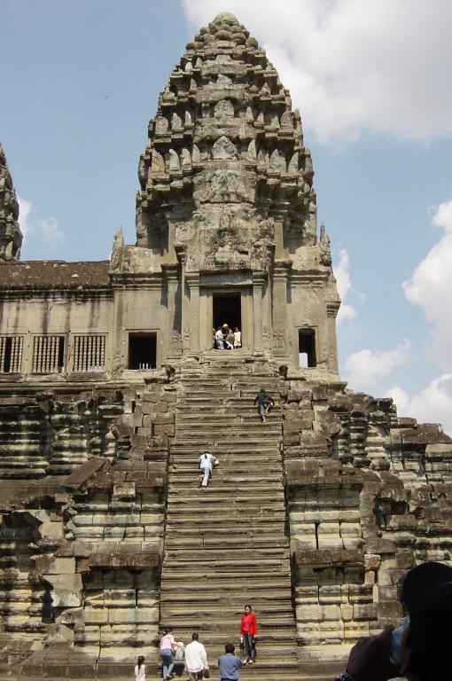 Exploring Angkor Wat Temple : Cambodia (Apr'04) 21