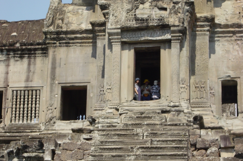 Exploring Angkor Wat Temple : Cambodia (Apr'04) 22