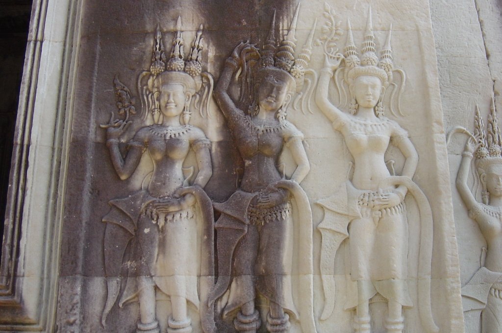 Exploring Angkor Wat Temple : Cambodia (Apr'04) 23
