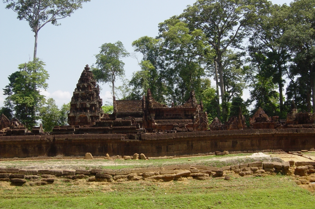 Exploring Angkor Wat Temple : Cambodia (Apr'04) 25