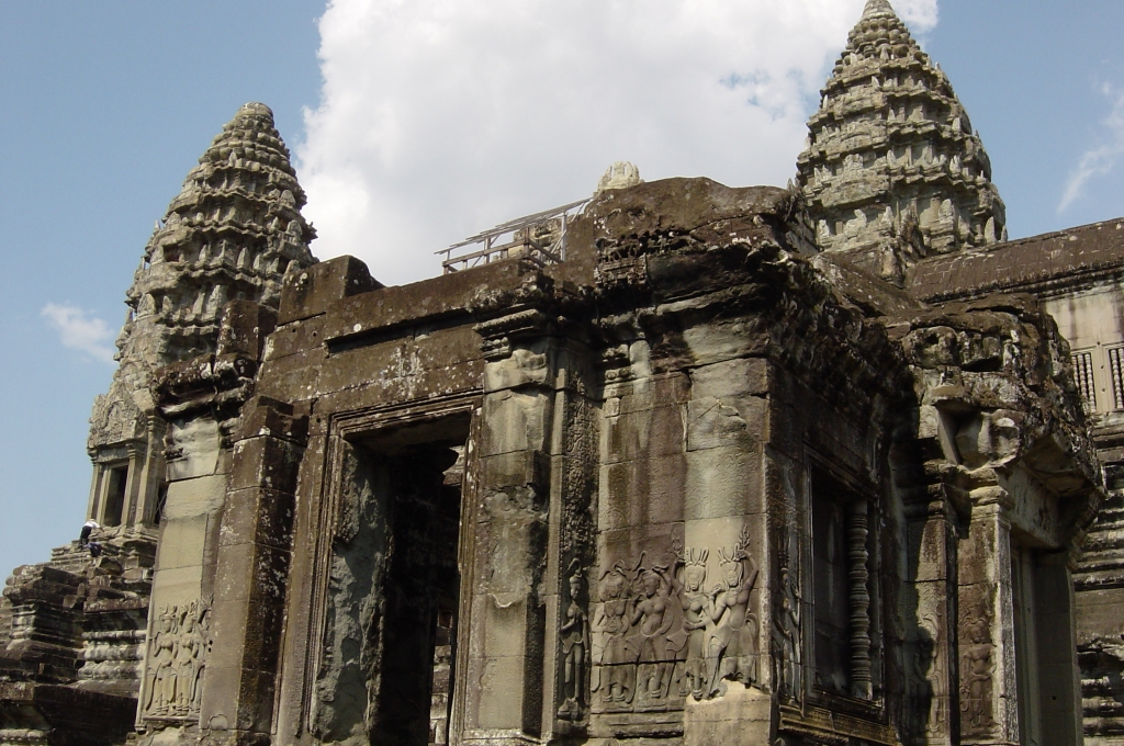 Exploring Angkor Wat Temple : Cambodia (Apr'04) 27
