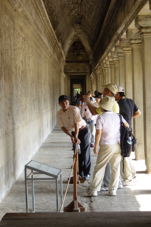 Exploring Angkor Wat Temple : Cambodia (Apr'04) 30