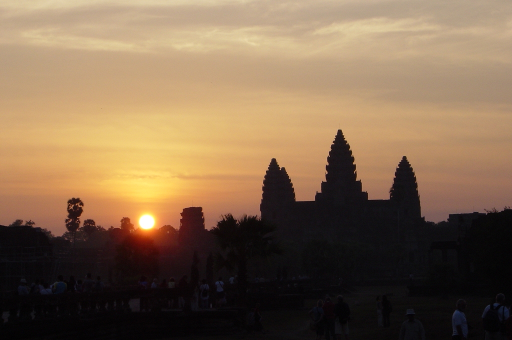 Exploring Angkor Wat Temple : Cambodia (Apr'04) 33