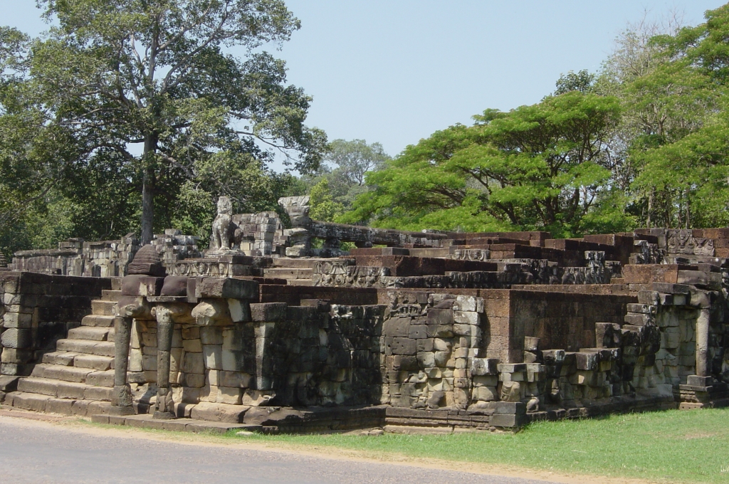 Exploring Angkor Wat Temple : Cambodia (Apr'04) 38