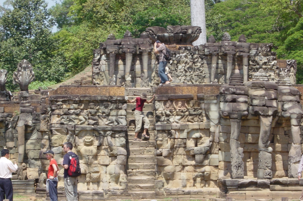 Exploring Angkor Wat Temple : Cambodia (Apr'04) 39