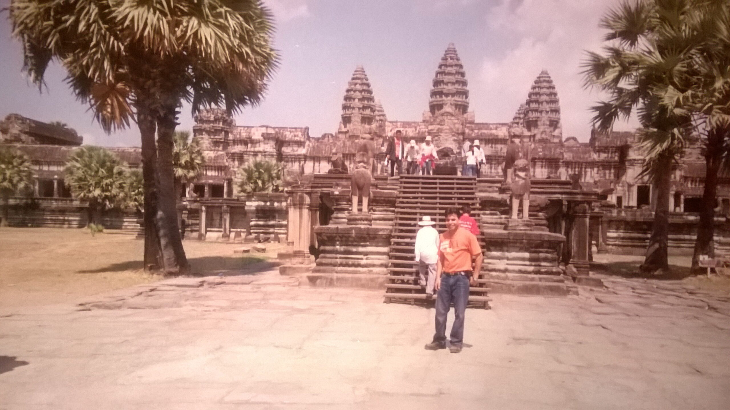 Exploring Angkor Wat Temple : Cambodia (Apr'04) 3