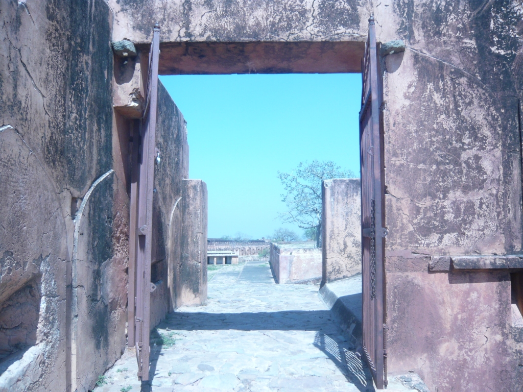 Exploring Jaigarh Fort : Jaipur, India (Mar'11) 16