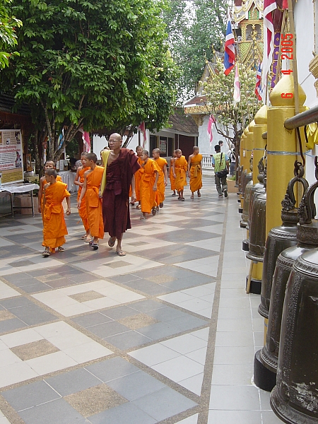 Explore Doi Suthep Temple : Chiang Mai, Thailand (Apr'05) 3