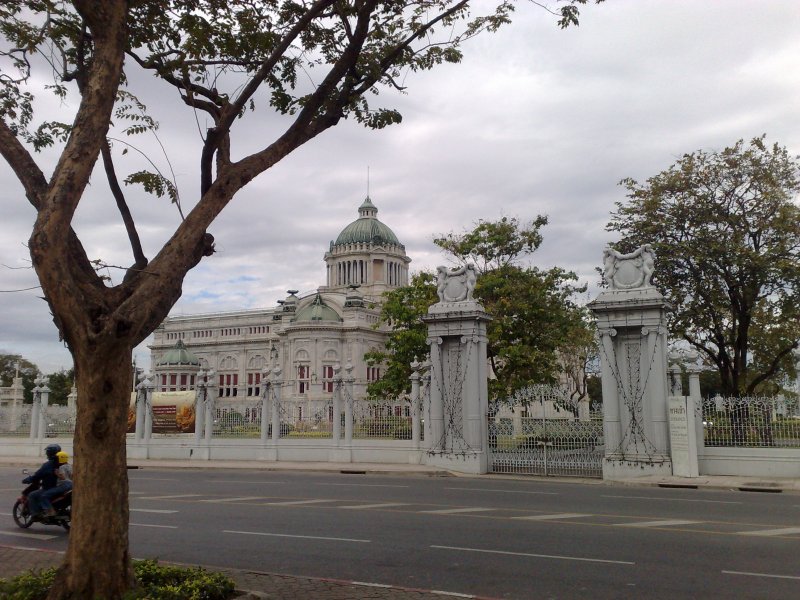 Walking Around Thai Parliament : Bangkok, Thailand (Jan'09) 5