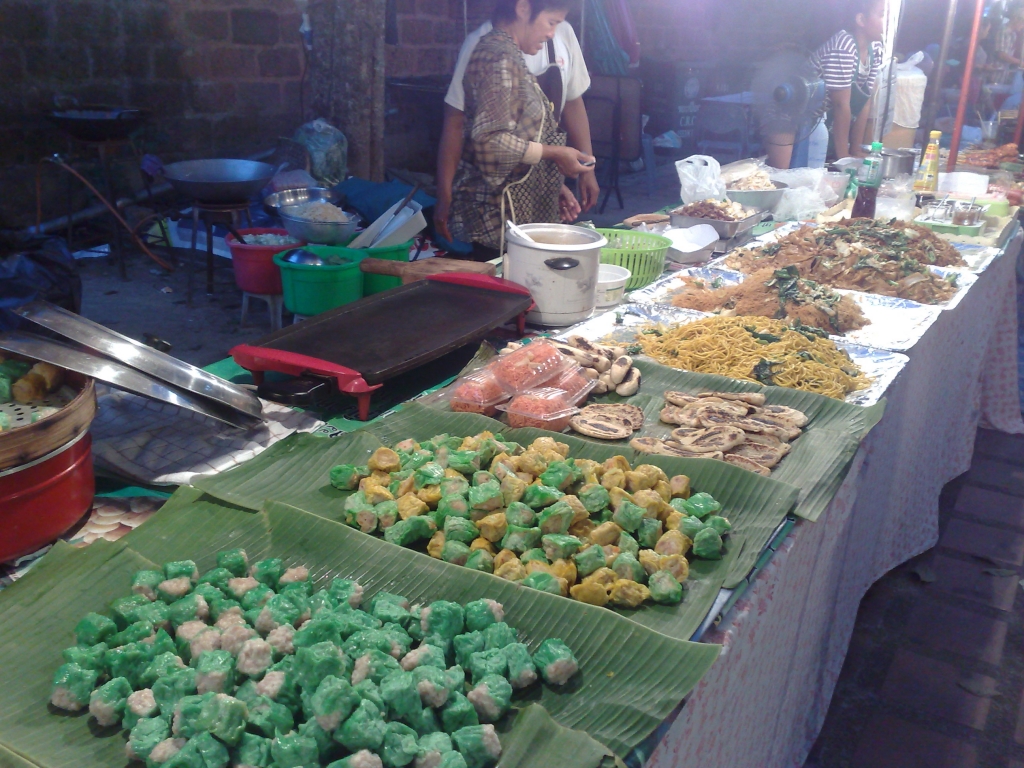 Exploring Chiang Mai City and Night Market : Thailand (Oct'11) 27