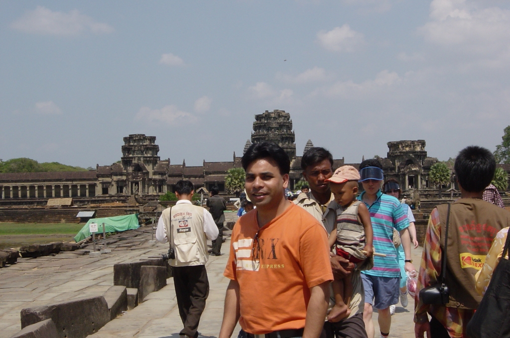 Exploring Angkor Wat Temple : Cambodia (Apr'04) 1