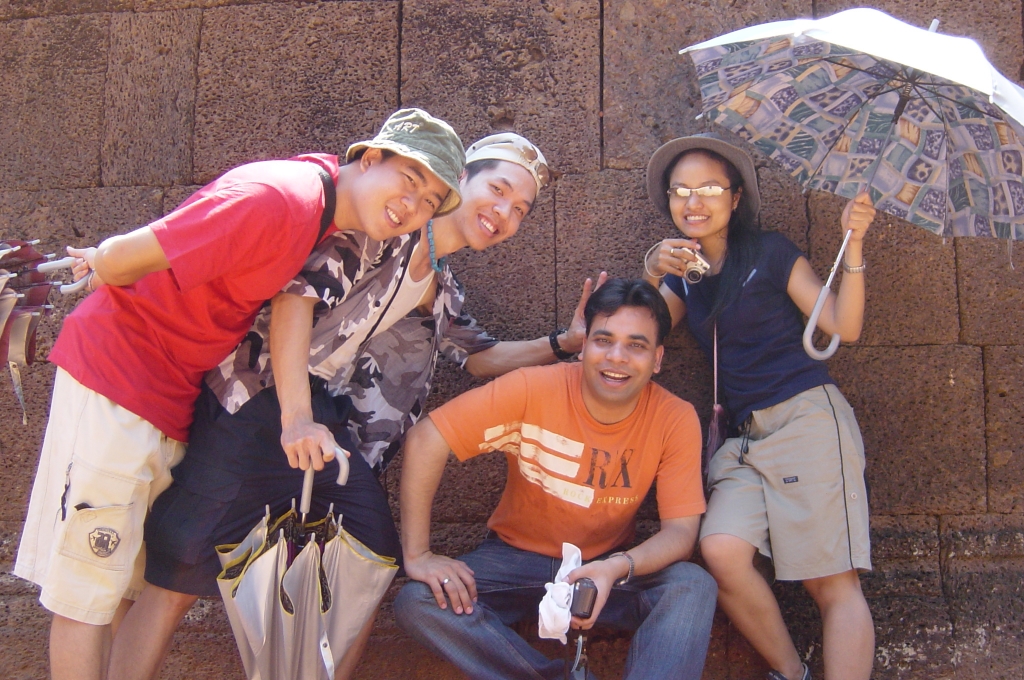 Exploring Angkor Wat Temple : Cambodia (Apr'04) 5