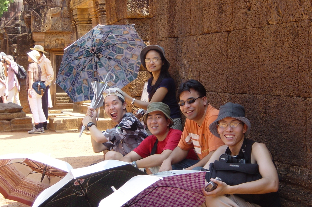 Exploring Angkor Wat Temple : Cambodia (Apr'04) 4