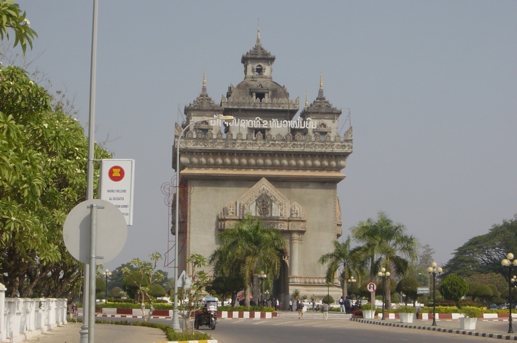 Day 3 - Walking Around Vientiane : Laos (Jan'05) 5