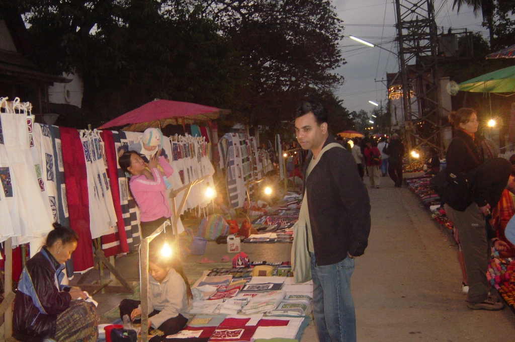 Day 2 - Celebrated New Year in Luang Prabang : Laos (Dec'04) 6