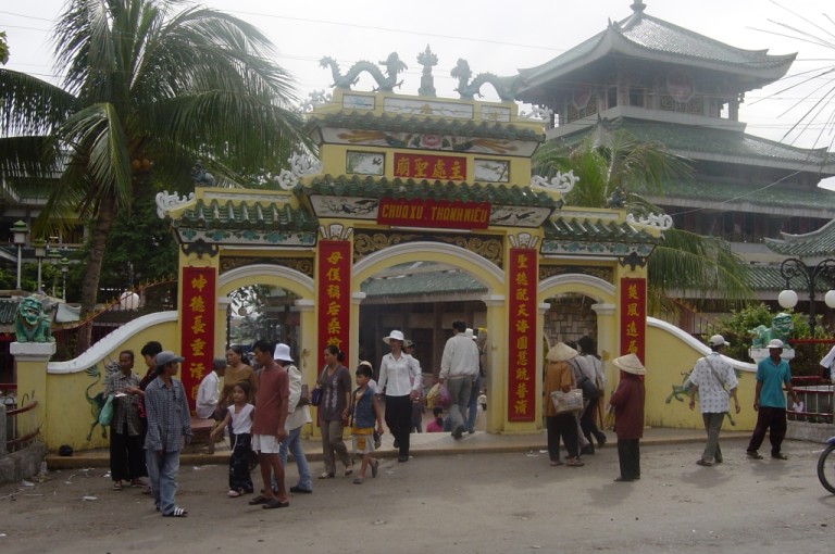 Exploring Am Chua Temple : Vietnam (Jul’04)