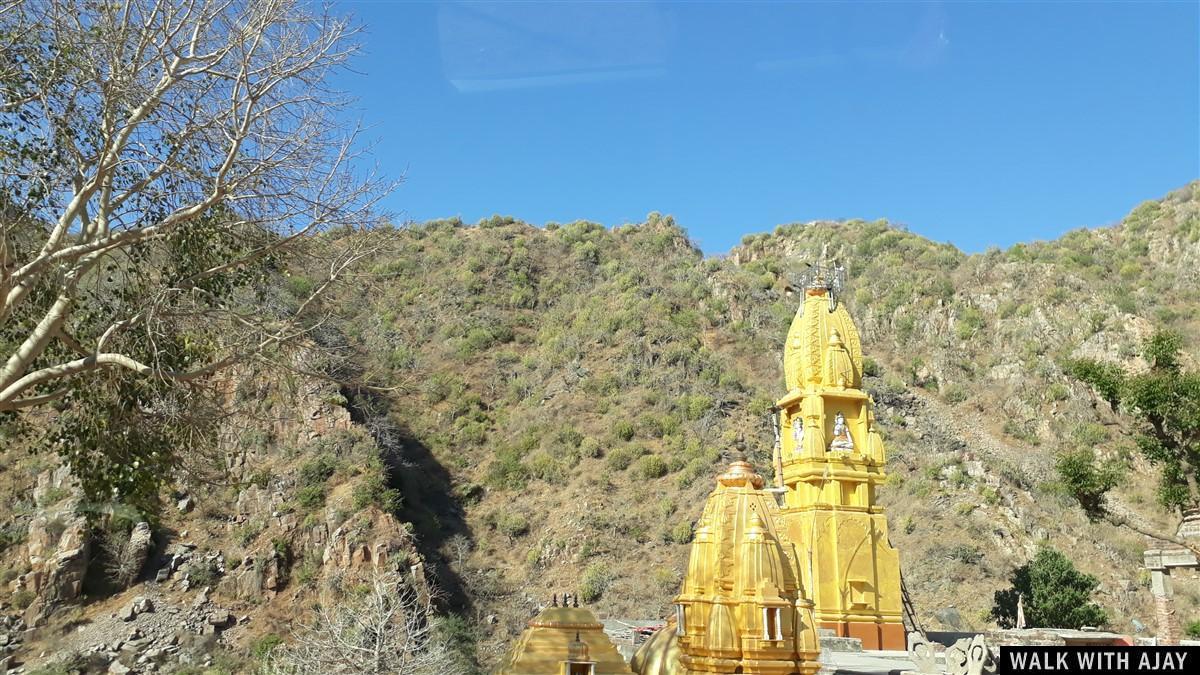 Driving from Mount Abu to Kumbhalgarh Fort and see temple