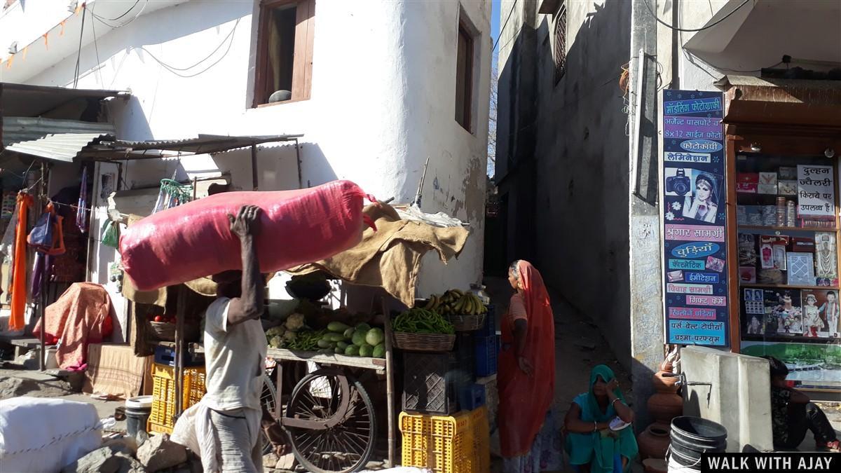 Driving from Mount Abu to Kumbhalgarh Fort and local fruit seller