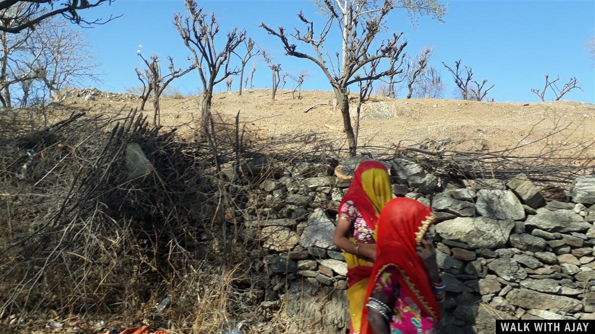 Driving from Mount Abu to Kumbhalgarh Fort and local traditional dress