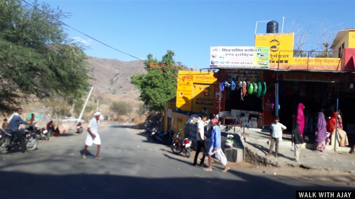 Driving from Mount Abu to Kumbhalgarh Fort and local people walking around
