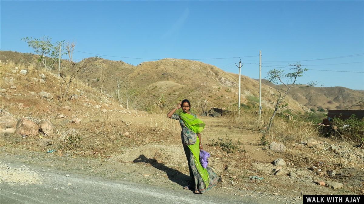 Driving from Mount Abu to Kumbhalgarh Fort and local girl waiting for bus