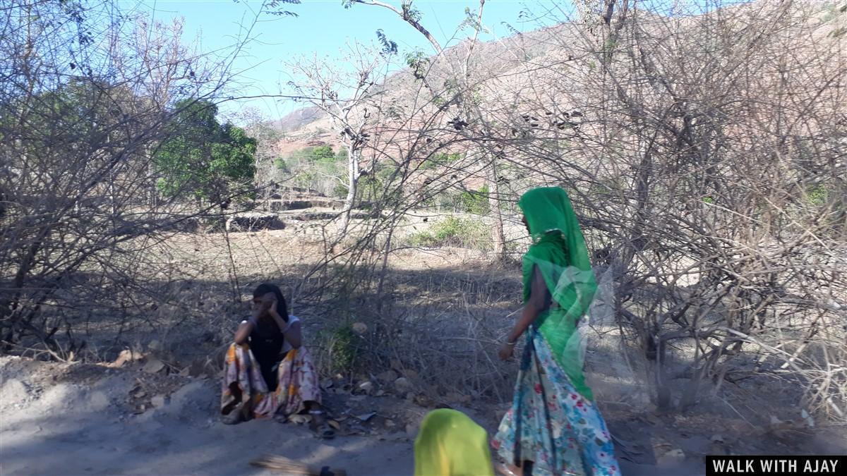 Driving from Mount Abu to Kumbhalgarh Fort and local group waiting for bus