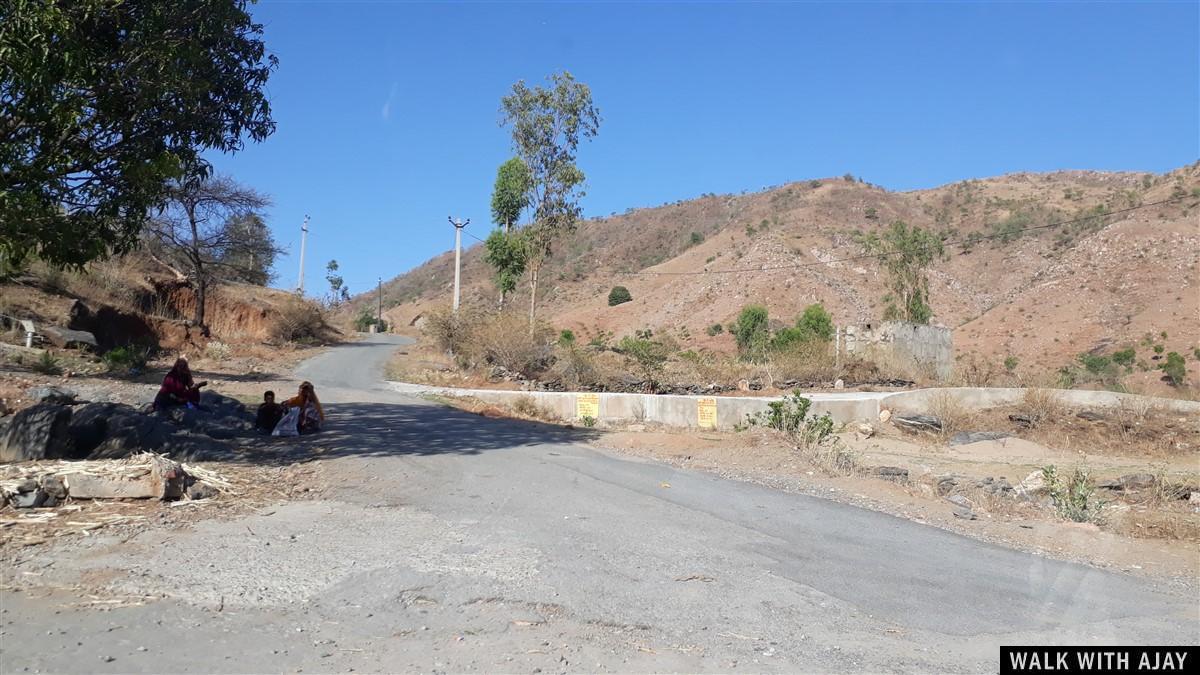 Driving from Mount Abu to Kumbhalgarh Fort and local people gathers