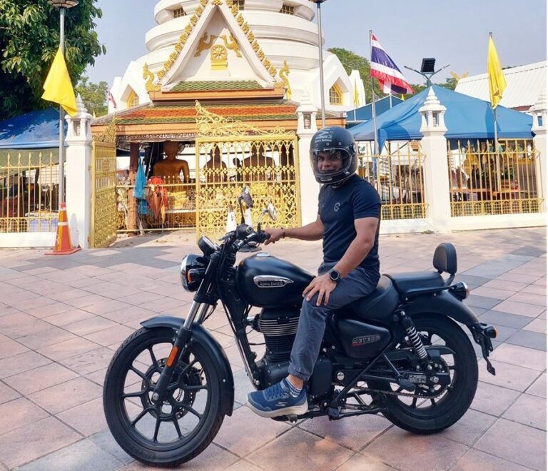Paying Respect at Wat Phra Sri Mahathat Wora Maha Wiharn – Thai Temple in Bangkok (Jan’26)