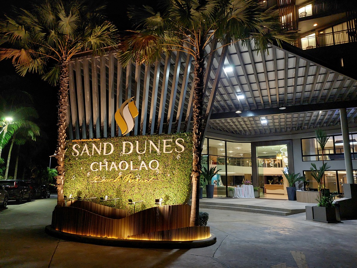 Resort Experience – Rooms, Pool & Beach Access