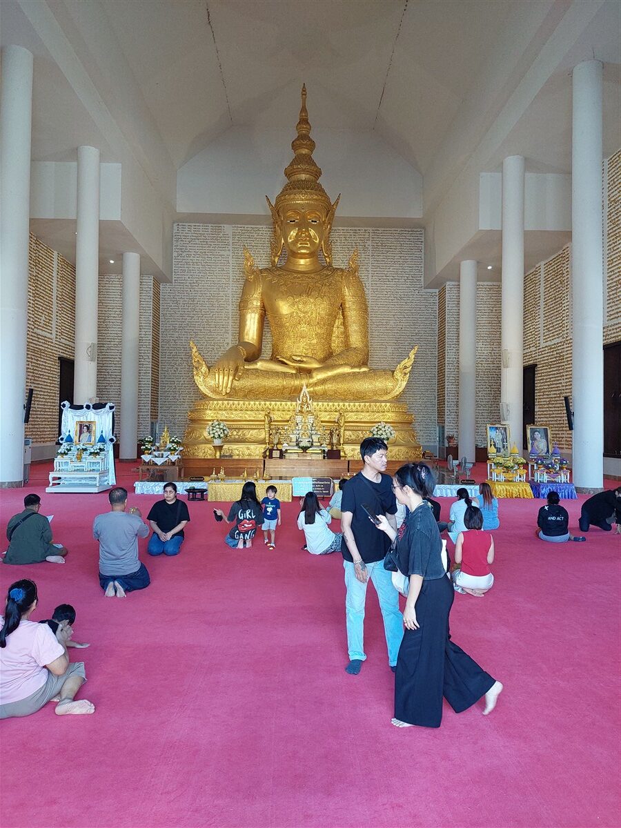 Pay Respect at Wat Prayong-Kitti Wanaram : Thai Temple Near Bangkok 3