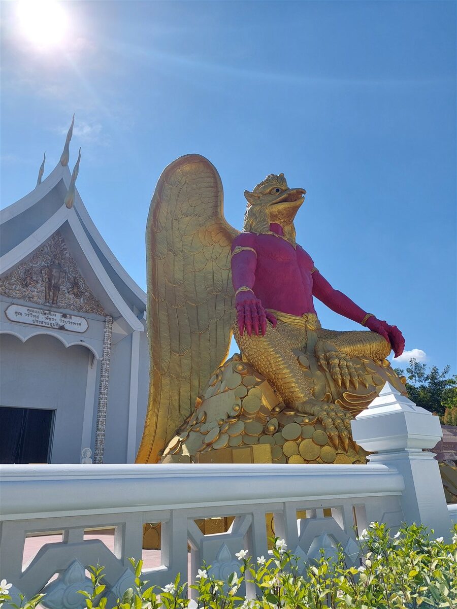 Pay Respect at Wat Prayong-Kitti Wanaram : Thai Temple Near Bangkok 4