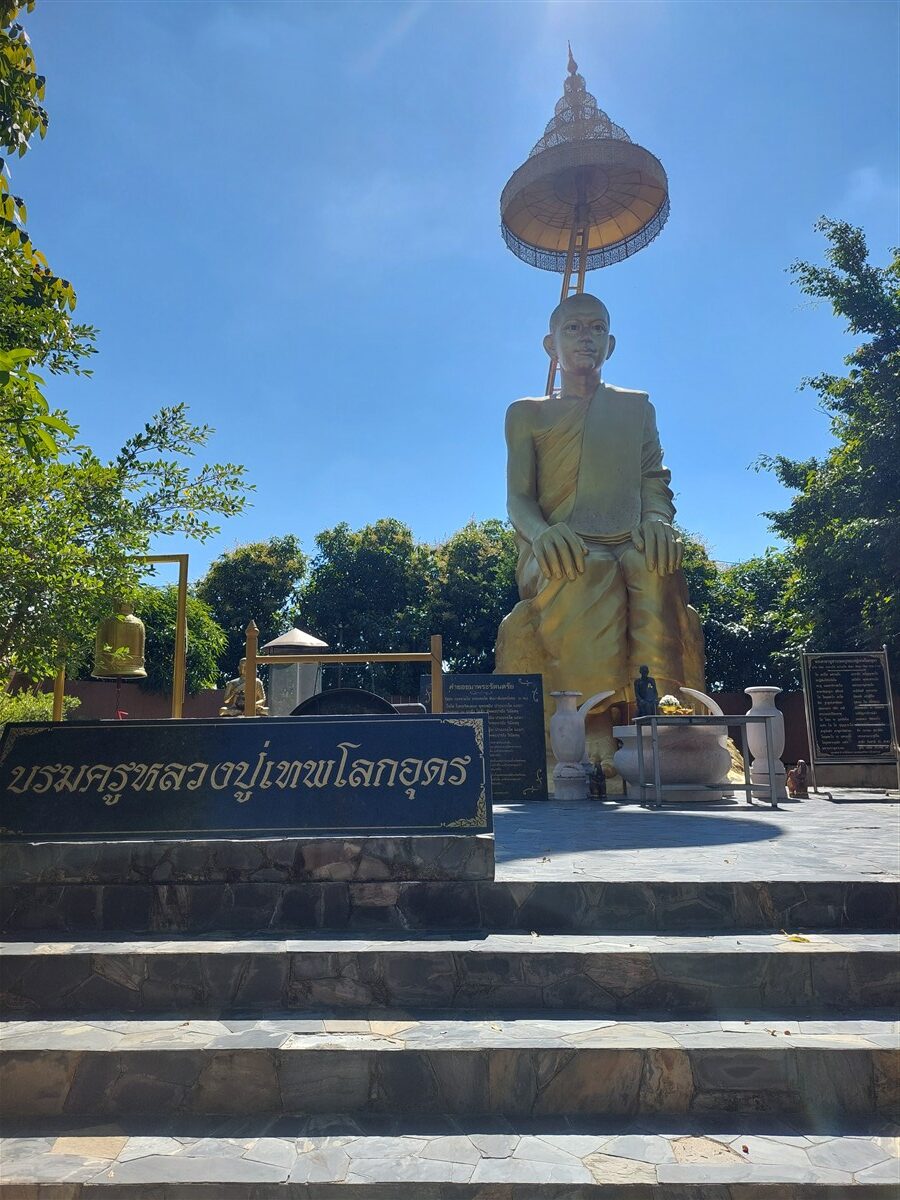 Pay Respect at Wat Prayong-Kitti Wanaram : Thai Temple Near Bangkok 6