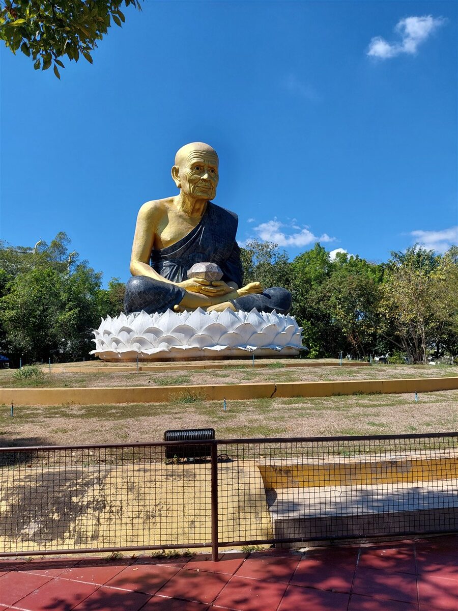 Pay Respect at Wat Prayong-Kitti Wanaram : Thai Temple Near Bangkok 7