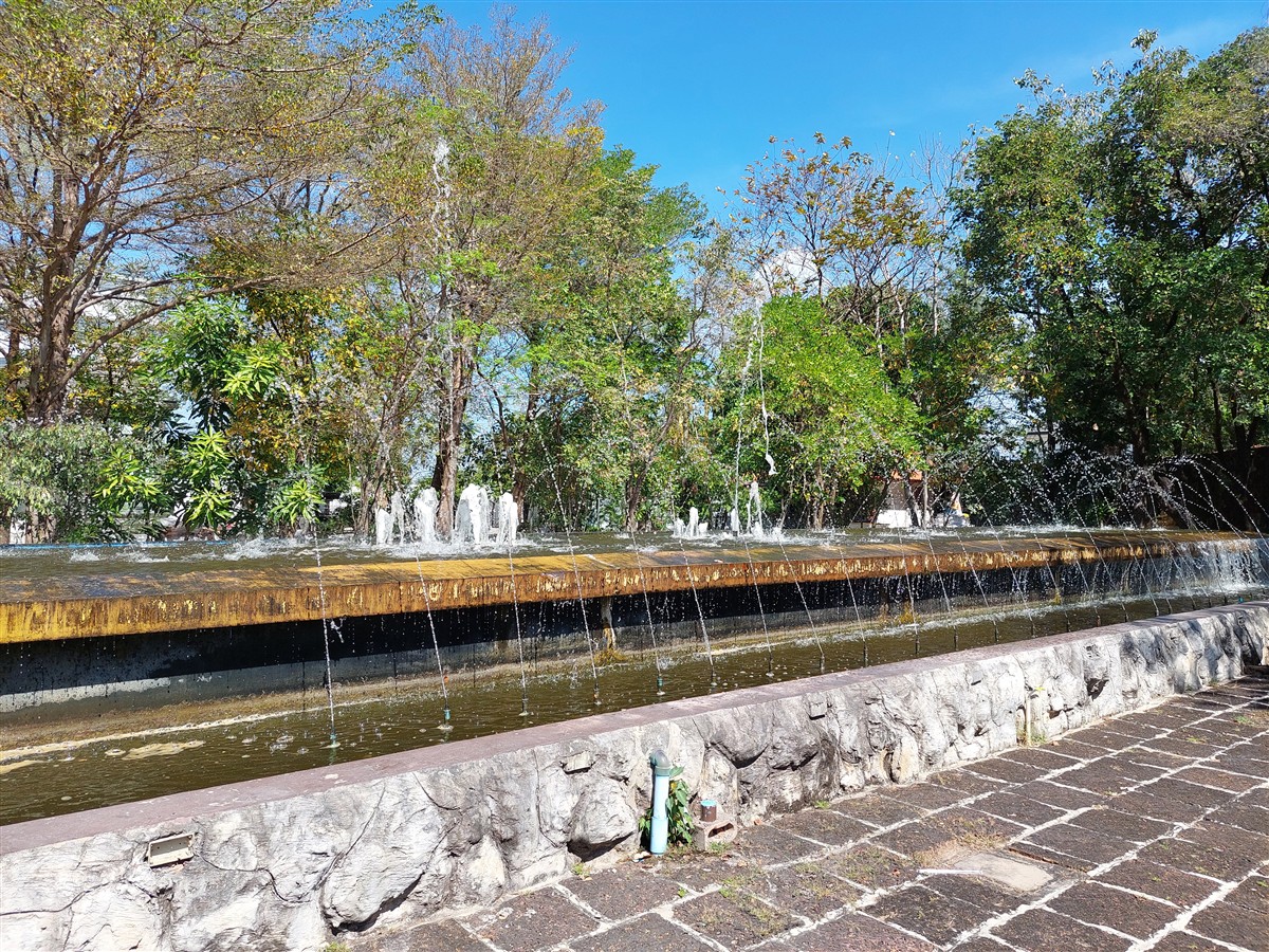Pay Respect at Wat Prayong-Kitti Wanaram : Thai Temple Near Bangkok 8