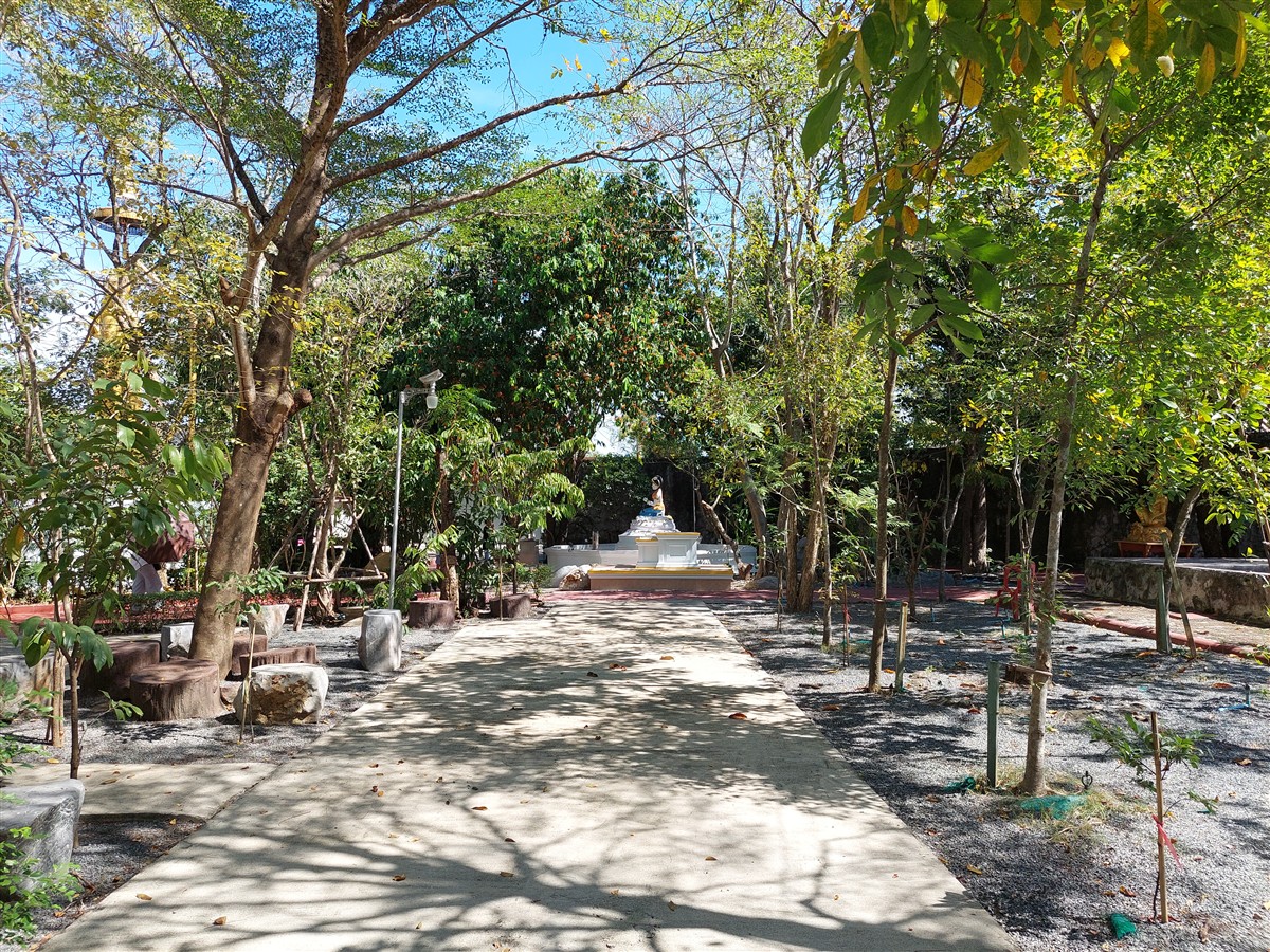 Pay Respect at Wat Prayong-Kitti Wanaram : Thai Temple Near Bangkok 9