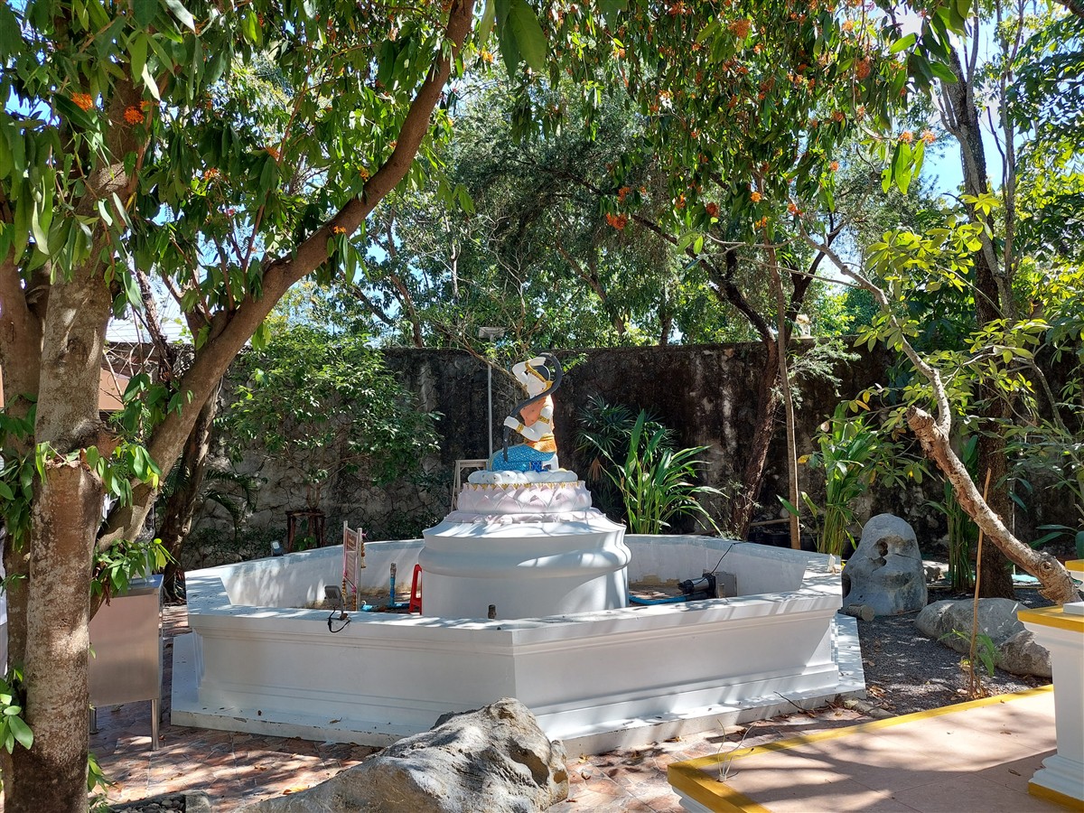 Pay Respect at Wat Prayong-Kitti Wanaram : Thai Temple Near Bangkok 10