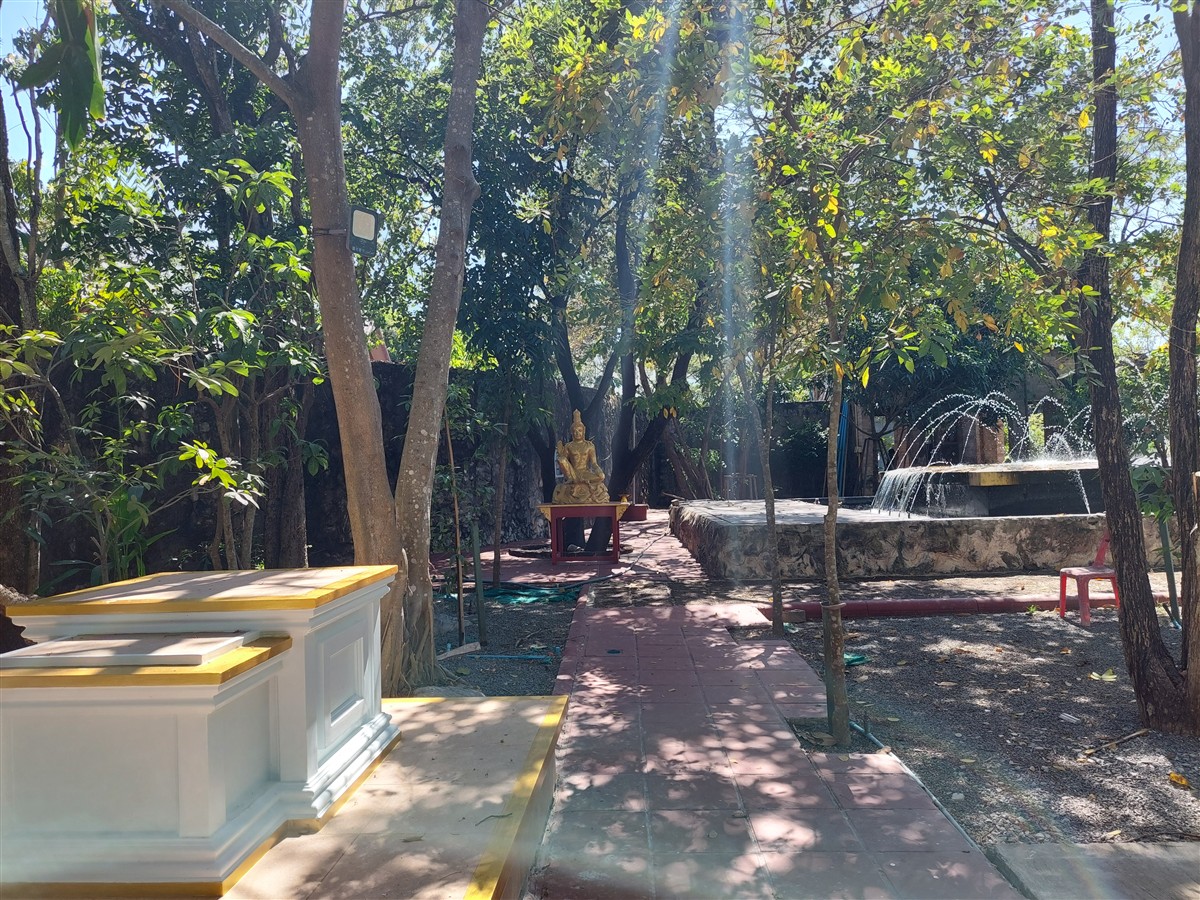 Pay Respect at Wat Prayong-Kitti Wanaram : Thai Temple Near Bangkok 11