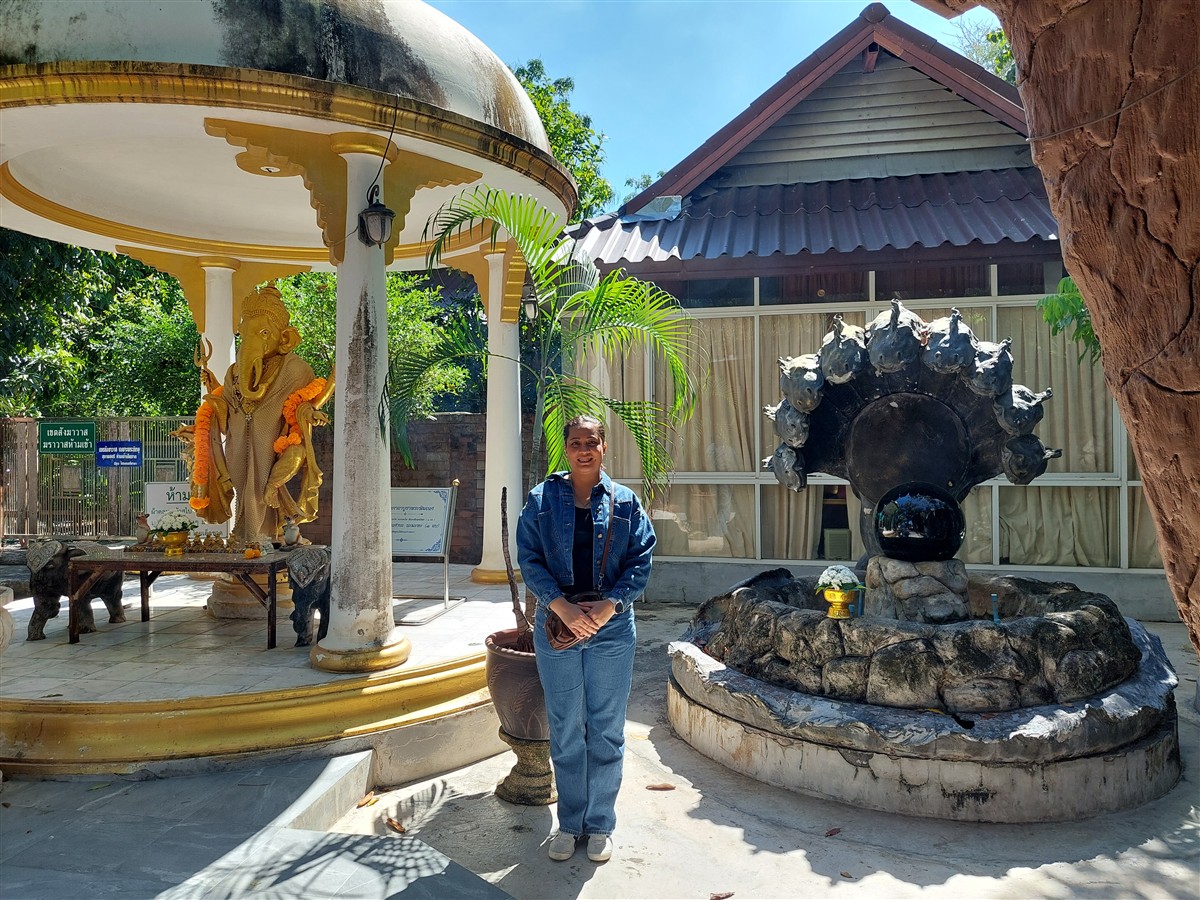 Pay Respect at Wat Prayong-Kitti Wanaram : Thai Temple Near Bangkok 12