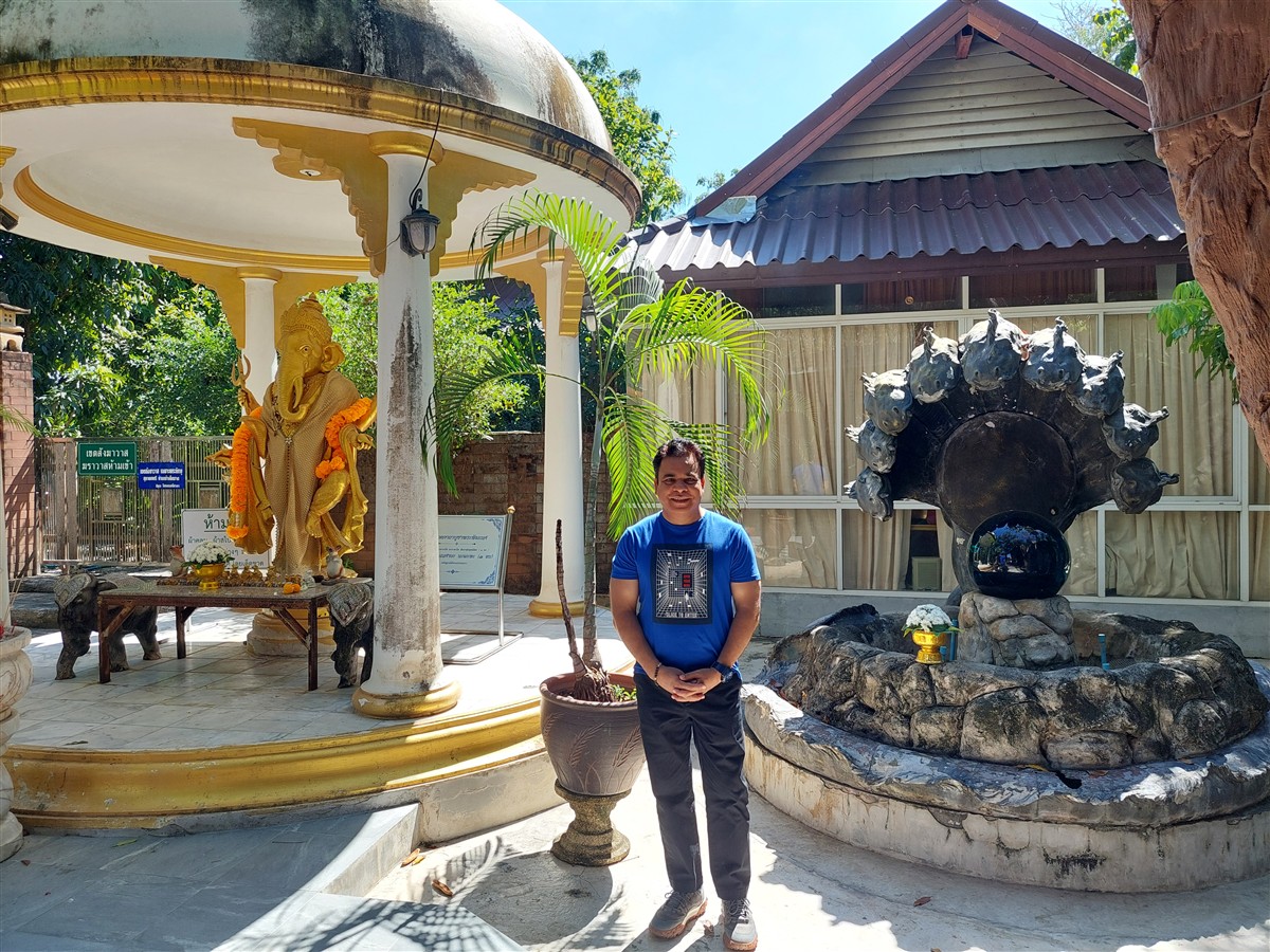 Pay Respect at Wat Prayong-Kitti Wanaram : Thai Temple Near Bangkok 13