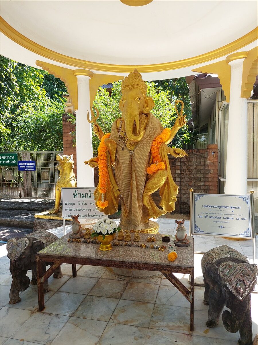 Pay Respect at Wat Prayong-Kitti Wanaram : Thai Temple Near Bangkok 14