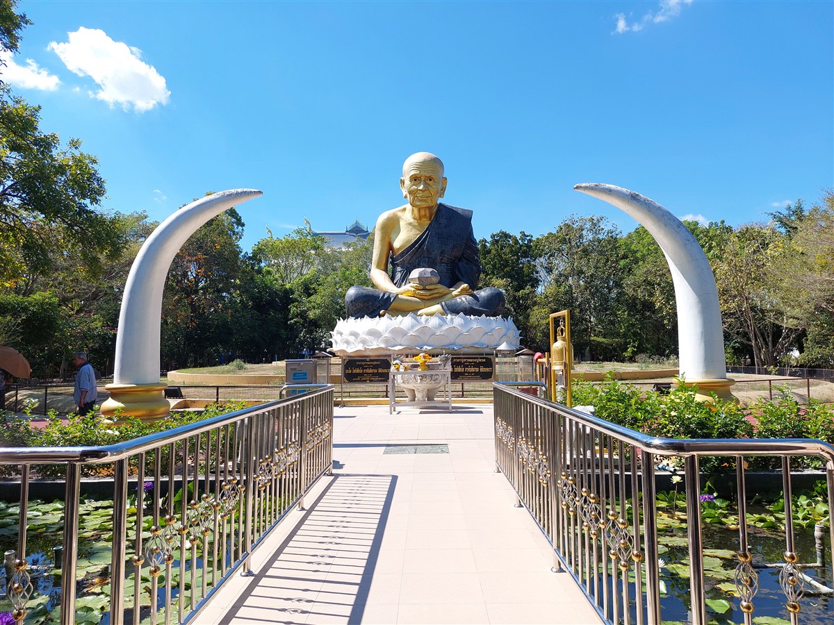 Pay Respect at Wat Prayong-Kitti Wanaram : Thai Temple Near Bangkok 15